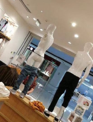 優衣庫聯名恤搶瘋 模特的衣服被扒了下來