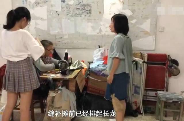 軍訓服蹲下就崩線 給學生提供好一些材料的服裝有多難？