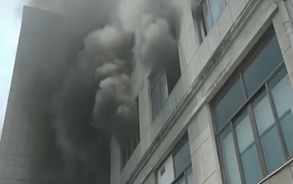 員工因打賭用酒精放火燒廠被拘留 只因他“不信75%的醫用酒精能點著”