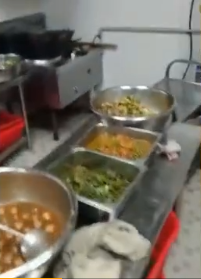 學?；貞程貌仄馃岵酥唤o咸菜 責成食堂負責人深刻反省